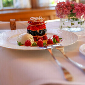 Beerendessert mit Eis im Gasthaus goldener Engel