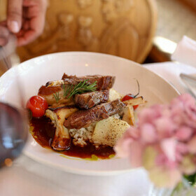 Fleischgericht mit Beilage im Gasthaus goldener Engel im Glottertal