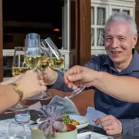 Vorspeise wird dem Gast im goldenen Engel serviert