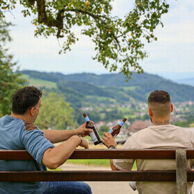 Feierabendbier auf der Bank mit Blick �ber das Glottertal